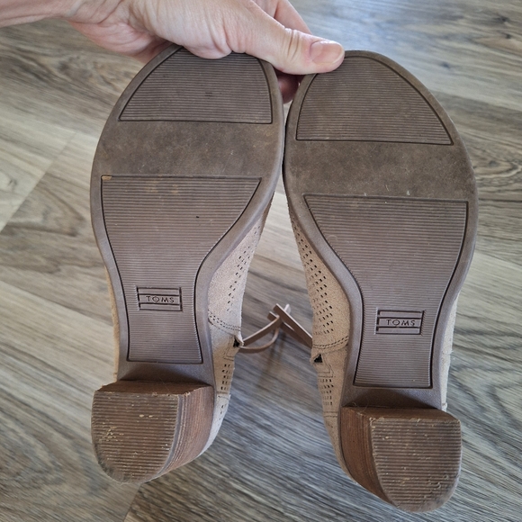 TOMS‎ Suede Leather Booties Ankle Boots Size 7 Tan - Picture 6 of 7